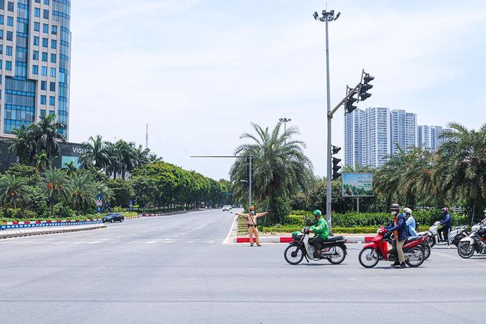 Hình ảnh chiến sĩ Cảnh sát giao thông “phơi mình” giữa nắng để làm nhiệm vụ.
