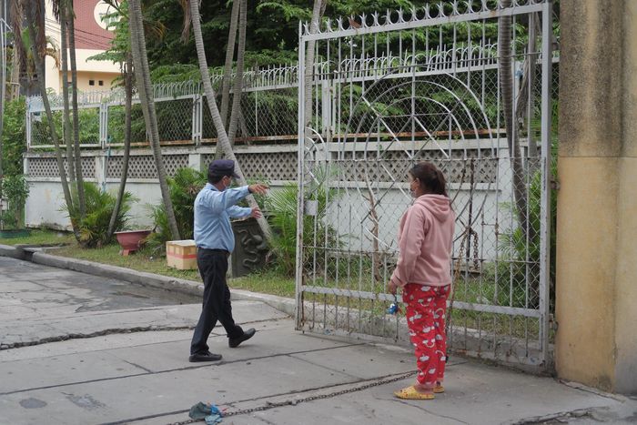  Vì tình hình dịch bệnh phức tạp nên nhà hỏa táng hạn chế người vào. Ảnh: Nguyễn Toàn. 