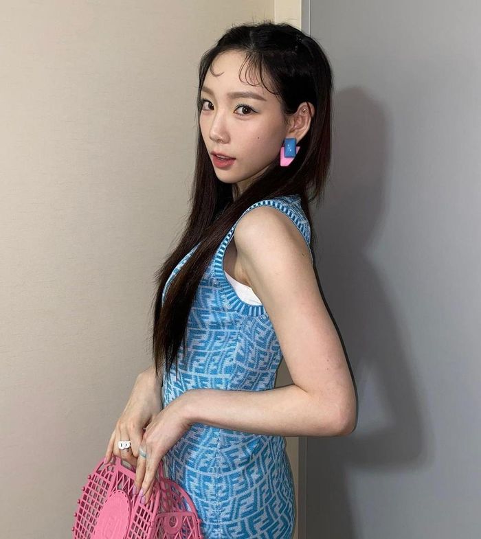 Taeyeon mang đến gợi ý phụ kiện lý tưởng cho mùa hè - túi xách đục lỗ phối màu tươi sáng. Đây là sản phẩm từ nhà mốt Fendi, nằm trong bộ sưu tập mùa Xuân 2021. Ảnh: Taeyeon.
