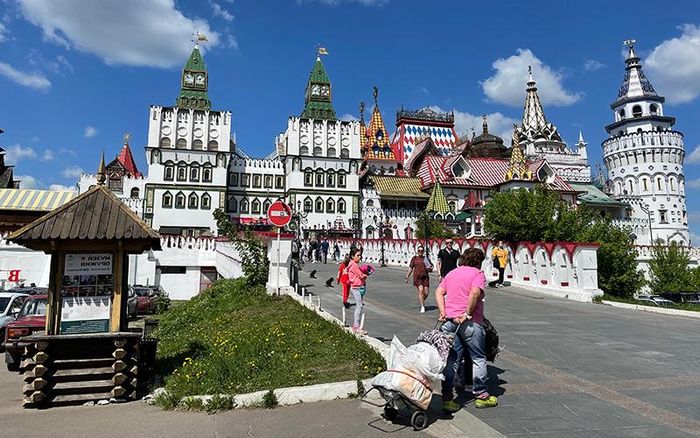 Một người dân Moscow kéo hàng ra chợ đồ cũ bày bán dịp cuối tuần. (Ảnh: Quế Anh).