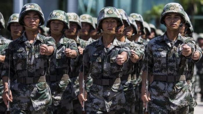 Mặc dù có thể thoải mái tuyển đủ quân, tuy nhiên trình độ của binh lính lại là điều quân đội Trung Quốc lo ngại. Phần lớn những người viết đơn tự nguyện, thường sinh sống ở vùng sâu vùng xa, có điều kiện kinh tế khó khăn và không có trình độ cao.