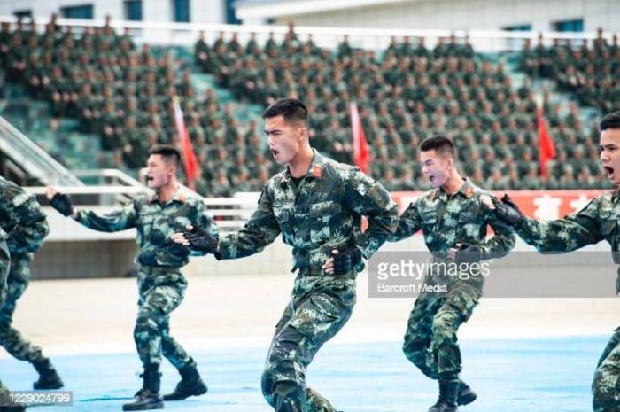Bất chấp các bổng lộc hấp dẫn kể trên, thanh niên trẻ Trung Quốc vẫn không mấy hứng thú với quân đội. Công bằng mà nói, thu nhập bình quân trong quân đội, nếu không ở những vị trí trình độ cao như phi công hay lính tàu ngầm, vẫn thua rất xa so với thu nhập trung bình hiện nay của Trung Quốc.