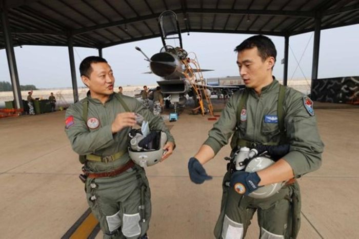 Dù lực lượng tàu ngầm có tiêu chuẩn cao hơn phi công, tuy nhiên lính tàu ngầm khi ra khơi thường chỉ có thức ăn đóng hộp; còn với các phi công, họ luôn được chuẩn bị bữa ăn nóng hổi, đầy đủ dinh dưỡng hàng ngày tại nơi đóng quân.