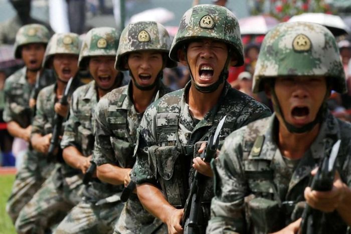 Để có thể thu hút nhân tài gia nhập quân đội, Trung Quốc đã có rất nhiều chính sách cực kỳ hấp dẫn. Ví dụ như sinh viên tốt nghiệp đại học Bắc Kinh - đại học hàng đầu của Trung Quốc - sẽ nhận trợ cấp lên tới 214.000 NDT nếu đồng ý phục vụ quân đội lâu dài, kèm theo đó là rất nhiều phúc lợi xã hội cho người thân và gia đình.