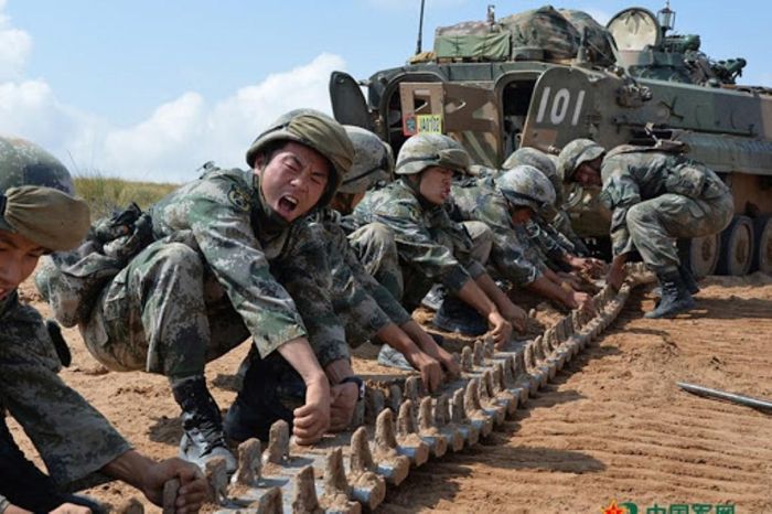 Để có thể tuyển được lính trình độ cao vào lực lượng quân đội Trung Quốc, nước này đã thậm chí phải hạ tiêu chuẩn tuyển quân, chấp nhận tuyển binh lính chiều cao dưới 1 mét 60, cận thị hoặc thậm chí thừa cân.