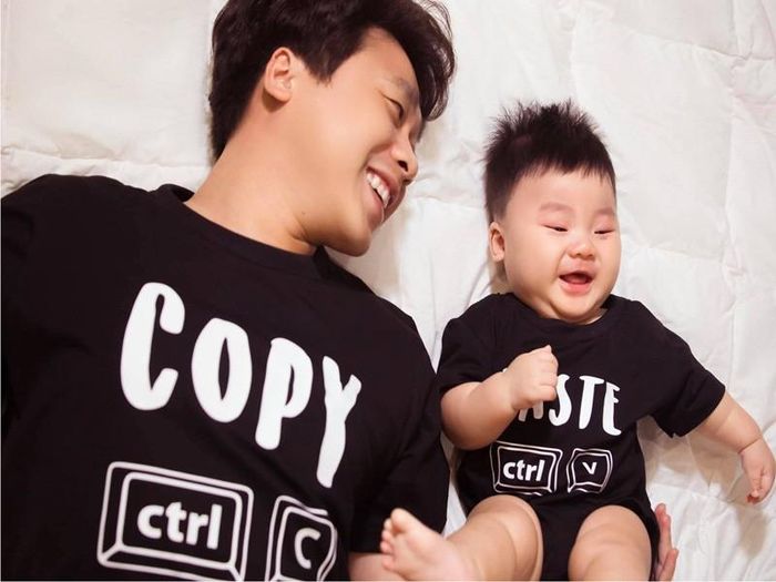 Hình ảnh bé Bo - con trai của Hòa Minzy khi 6 tháng tuổi bên bố.