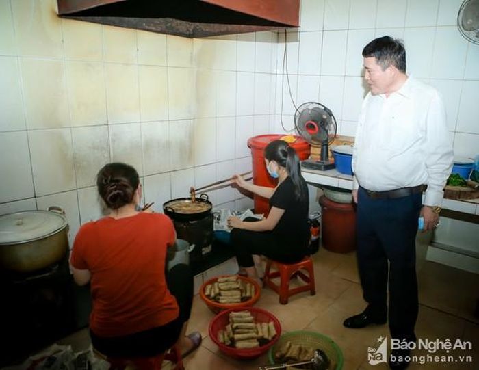 Khu vực chế biến món ăn cho các cầu thủ trẻ SLNA. Ảnh: Hồ Hải Hoàng
