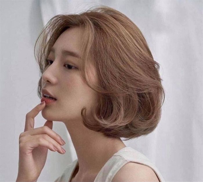 Nếu bạn có chiều cao khiêm tốn một chút, mái tóc ngắn sẽ phù hợp hơn nhiều. Không chỉ giúp bạn trông cao hơn vì làm tăng tỉ lệ chân - lưng và làm tôn lên chiếc cổ, khiến bạn trông thanh mảnh hơn, mái tóc ngắn còn khiến gương mặt bạn trông trẻ trung hơn.