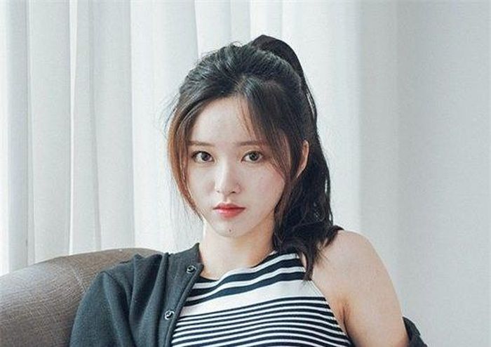 Tóc buộc đuôi ngựa cao là lựa chọn hoàn hảo cho những ai sở hữu mái tóc dài mà muốn bản thân trông cao ráo, trẻ trung hơn. Buộc tóc đuôi ngựa vừa có tác dụng như tóc búi khi khéo léo khoe ra những đường nét gương mặt, làm lộ ra phần tai, cổ của bạn lại vừa giúp tăng lên phần nữ tính, khỏe khoắn.