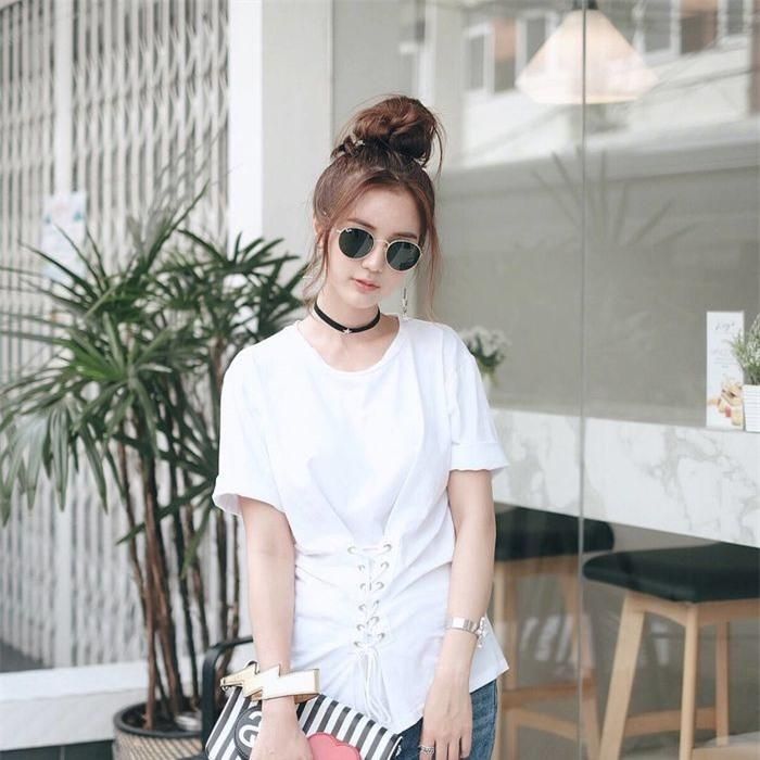 Một mái tóc búi cao gọn gàng không chỉ làm nổi bật toàn bộ gương mặt bạn mà nó còn khéo léo phô bày đường cong phần cổ, tai và vai, tạo cảm giác thon gọn hơn và khiến chúng ta trông cao hơn. Bên cạnh đó, phần búi trên đỉnh đầu cũng là một điểm giúp "ăn gian" chiều cao ít nhất là 3-4cm.