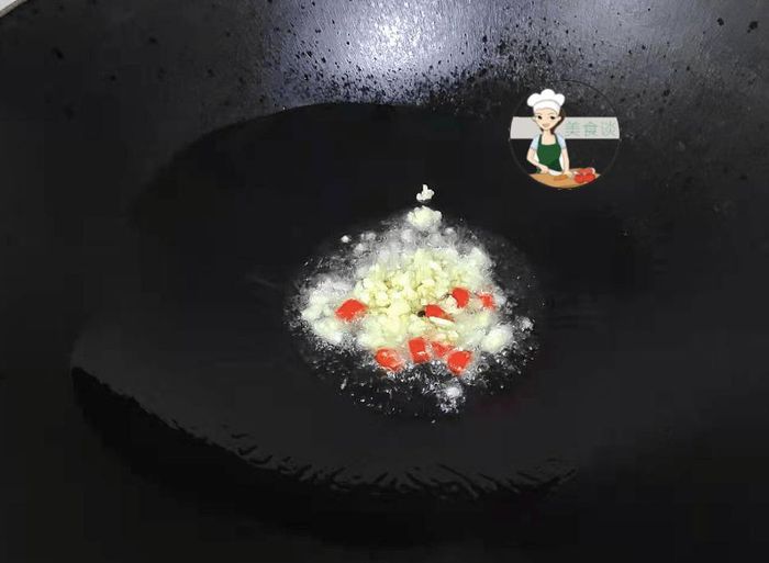 Bước 1: Hoa dưa chuột rửa sạch, để ráo, tỏi rửa sạch băm nhỏ, ớt thái nhỏ. Bước 2: Làm nóng chảo, đổ dầu vào, cho tỏi và ớt vào phi thơm.