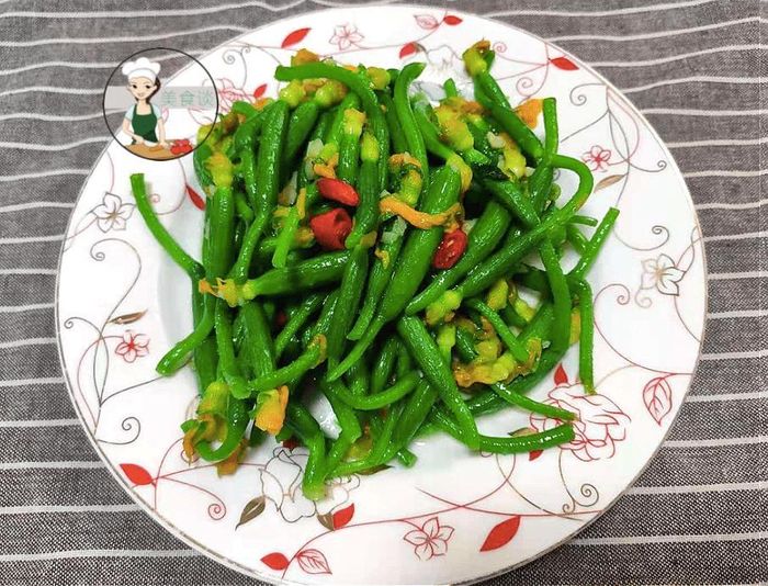 Thế nhưng, hoa dưa chuột lại có mùi vị thanh mát, hương thơm đặc trưng nên dù đắt vẫn được rất nhiều người lùng mua và yêu thích. Ngay cả trẻ con không thích ăn rau cũng không cưỡng lại được.