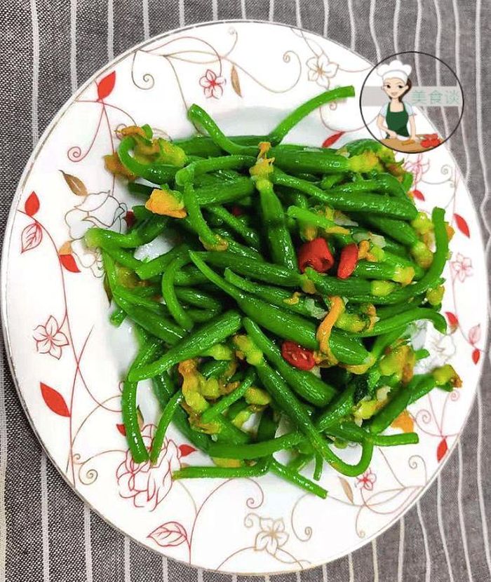 Vị thanh mát, giòn và có mùi thơm đặc trưng của dưa chuột bao tử, ăn rất ngon miệng, đặc biệt phù hợp ăn vào những ngày nắng nóng. Những người không ăn được cay có thể bỏ ớt, chỉ xào hoa dưa chuột với tỏi, vẫn rất ngon mà không sợ nóng.