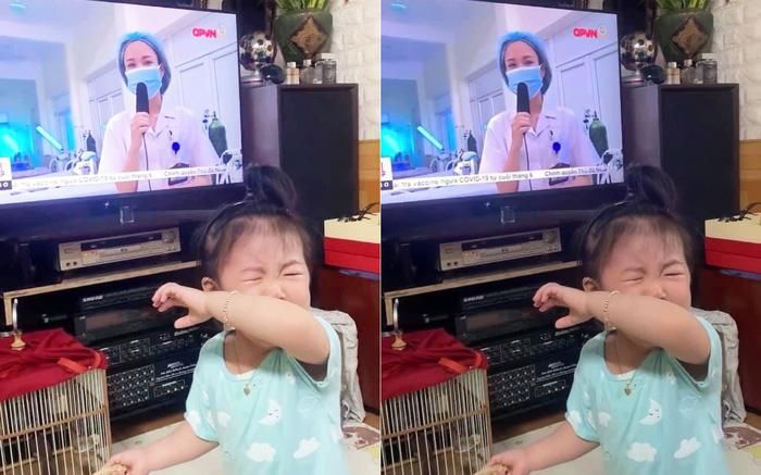 Hình ảnh bé gái òa khóc khi thấy mẹ trên tivi