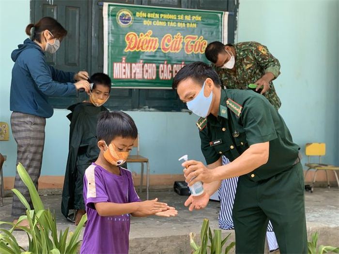Phòng khám quân dân y kết hợp vừa chăm sóc sức khỏe, vừa là điểm cắt tóc hằng ngày cho người dân buôn Drang Phôk. Ảnh: Thái Kim Nga