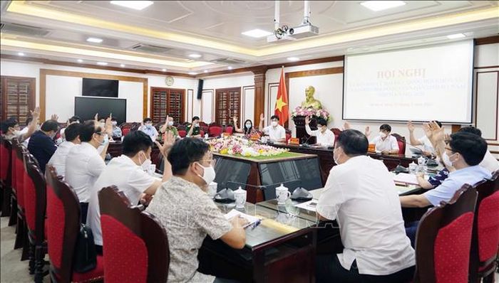 Biểu quyết thông qua Nghị quyết công bố danh sách những người trúng cử đại biểu HĐND tỉnh Hà Nam, chiều 31/5/2021. Ảnh: Nguyễn Chinh/TTXVN