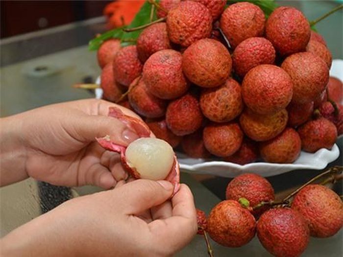 Vải có tính nóng nên bạn nào dễ bị mụn thì cần hạn chế ăn.