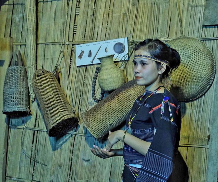 Chị Đinh Thị Sơm-hướng dẫn viên tại Làng Du lịch cộng đồng Mơ Hra (huyện Kbang) phải tạm xa công việc hướng dẫn, vào TP. Hồ Chí Minh để mưu sinh. Ảnh: Minh Châu