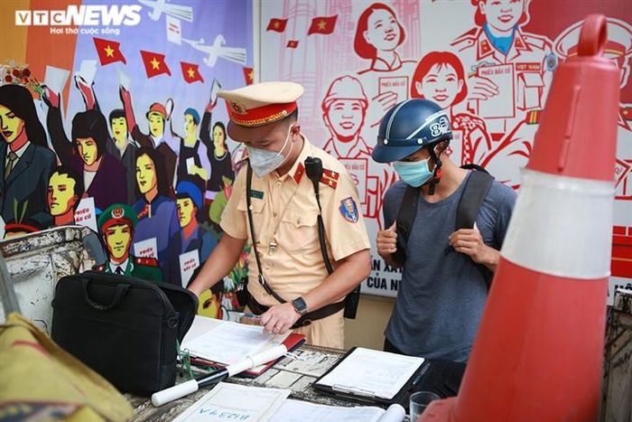 Bị xử phạt 2 triệu đồng vì không đeo khẩu trang khi tham gia giao thông, nam thanh niên này thanh minh: "Tôi bình thường vẫn đeo, nhưng hôm nay ra khỏi nhà mới nhớ là không có khẩu trang. Vì đi công việc gấp quá nên tôi cũng không quay về nhà lấy nữa".
