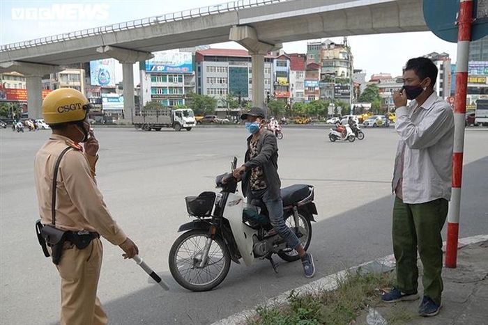 Nhiều người lao động chờ việc trên các tuyến đường này đều được nhắc nhở không được tái phạm hành động kéo khẩu trang xuống cằm và không che mũi, miệng.