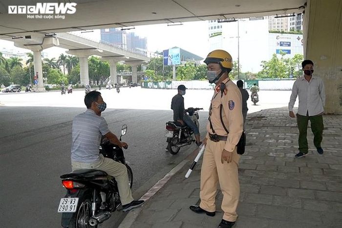Nhiều người lao động tụ tập quá số người quy định cũng được yêu cầu giải tán để phòng dịch COVID-19.