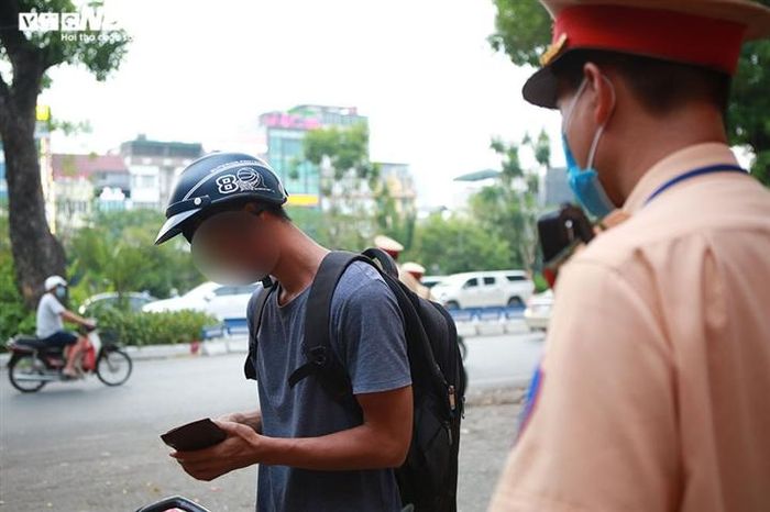 Trả lời VTC News, một cán bộ Đội CSGT số 3 cho biết: "Thời gian qua do tình hình dịch bệnh trên cả nước diễn biến phức tạp, cùng với đó báo đài và các cơ quan chức năng cũng tuyên truyền cho người dân phải tuân thủ quy định đeo khẩu trang khi ra khỏi nhà nên đa số người tham gia giao thông đã chấp hành tốt. Tuy nhiên vẫn có một số người cố tình không thực hiện quy định trên. Với những trường hợp vi phạm này, chúng tôi kiên quyết xử lý".
