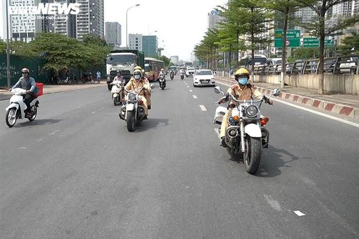 Trên dọc tuyến đường Phạm Hùng, Xuân Thủy, Đội CSGT số 6 luôn có một tổ tuần tra lưu động để nhắc nhở và xử phạt những người tham gia giao thông không đeo khẩu trang, phát hiện và giải tán những nơi tụ tập quá số người quy định.