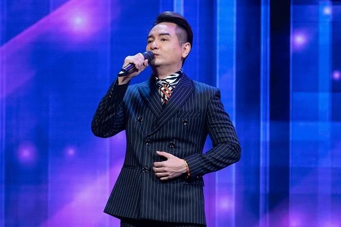Ca sĩ Việt Quang xuất hiện trong một talk show đầu năm 2020. Ảnh: BTC.