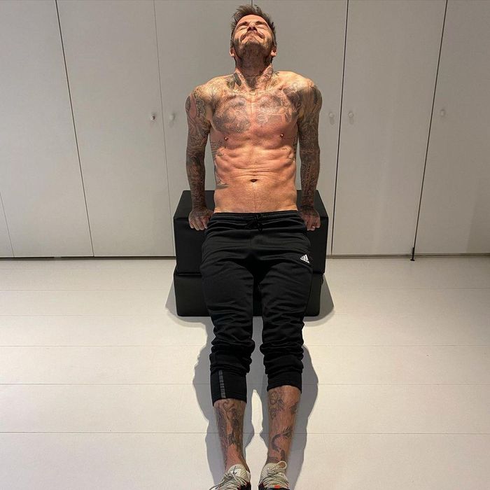 Bên cạnh thời gian ở phòng gym, David Beckham duy trì thói quen chạy bộ. Cựu cầu thủ đặc biệt quan tâm đến quá trình giãn cơ trước khi chạy.