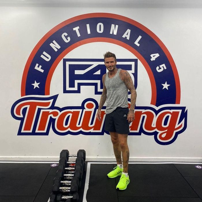 Beckham từng chia sẻ một số thói quen hàng ngày giúp giữ dáng: "3-4 lần/tuần, tôi sẽ đi bộ cùng con gái đến trường thay vì lái xe hoặc cô bé có thể đạp xe về nhà cùng tôi. Thói quen nhỏ này đã tạo nên sự khác biệt".