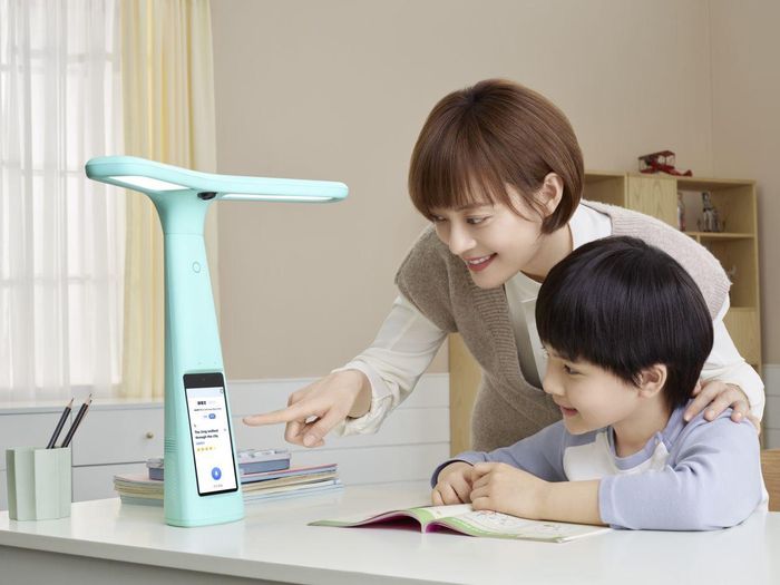 Đèn học thông minh cung cấp chức năng giám sát con cái từ xa cho phụ huynh. Ảnh: ByteDance.