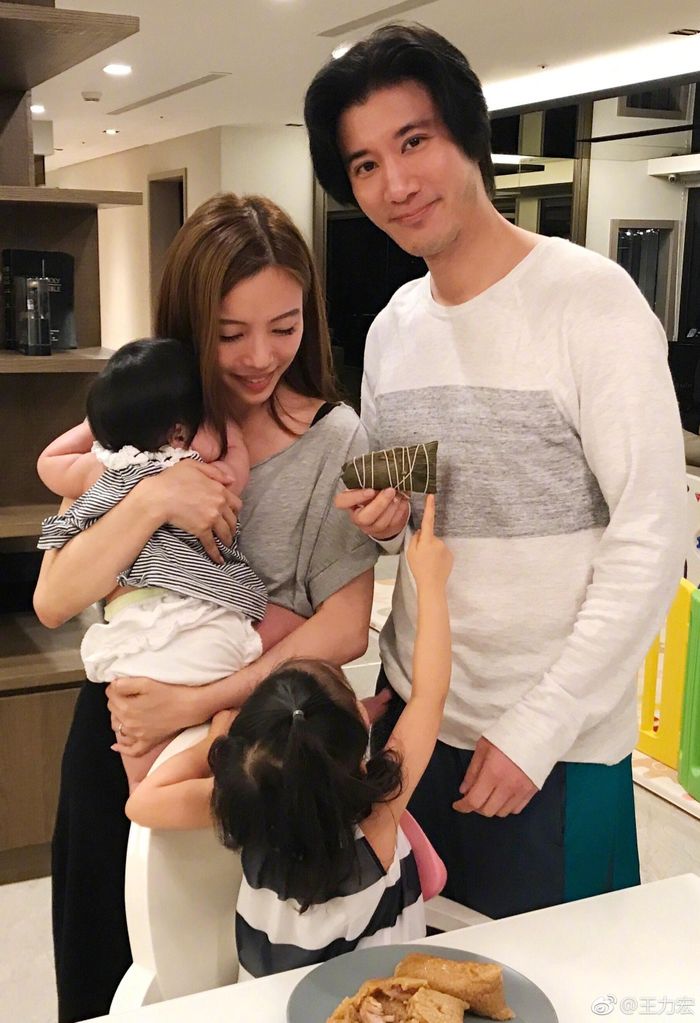  Vương Lực Hoành và Lý Tịnh Lôi kết hôn vào tháng 11/2013. Cặp vợ chồng có với nhau hai cô con gái. 