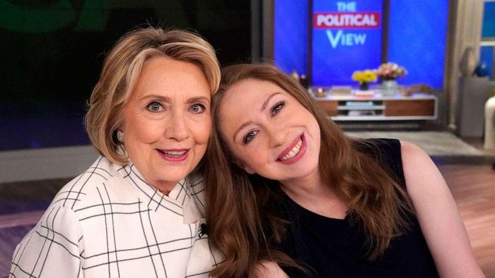  Không chỉ là tác giả thành công với nhiều cuốn sách cho trẻ em, Chelsea Clinton từng nhận mức lương 600.000 USD/năm với vị trí bình luận viên trên NBC News. Theo The Hill, Chelsea còn kiếm được khoảng 9 triệu USD trong giai đoạn 2011-2020 khi làm việc cho InterActiveCorp. Cô con gái của tổng thống Mỹ thứ 42 cũng từng trải qua nhiều vị trí nghề nghiệp tại các công ty danh tiếng như McKinsey &amp; Company, Expedia Group và Avenue Capital Group. Ảnh: Heidi Gutman. 