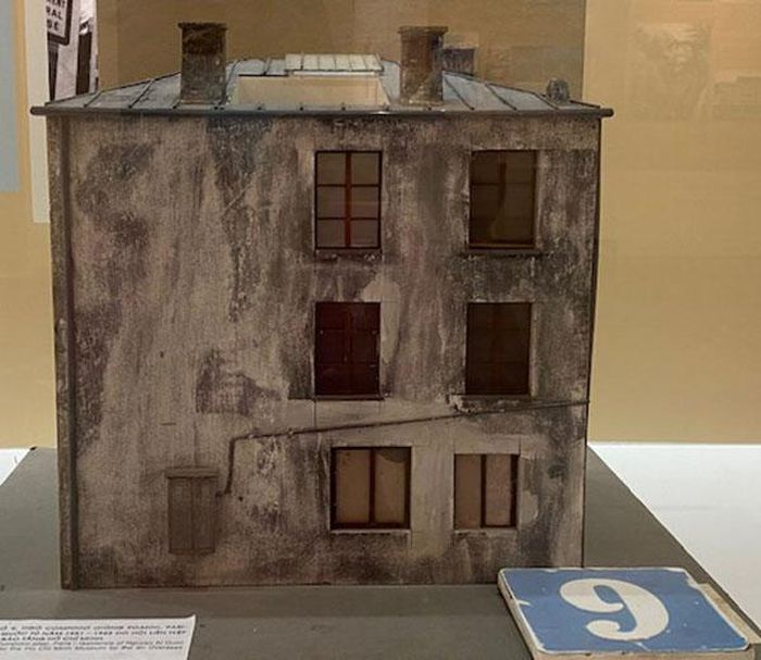 Mô hình ngôi nhà số 9, ngõ Compoint, Paris, nơi ở của Nguyễn Ái Quốc từ năm 1921-1923, do Hội Liên hiệp Việt kiều Pháp tặng Bảo tàng Hồ Chí Minh.
