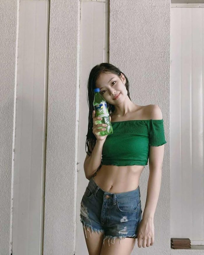 Jennie chắc chắn đã tỏa sáng trong chiếc áo xanh này trong lần xuất hiện của nhóm tại Sprite Water Bomb Festival.