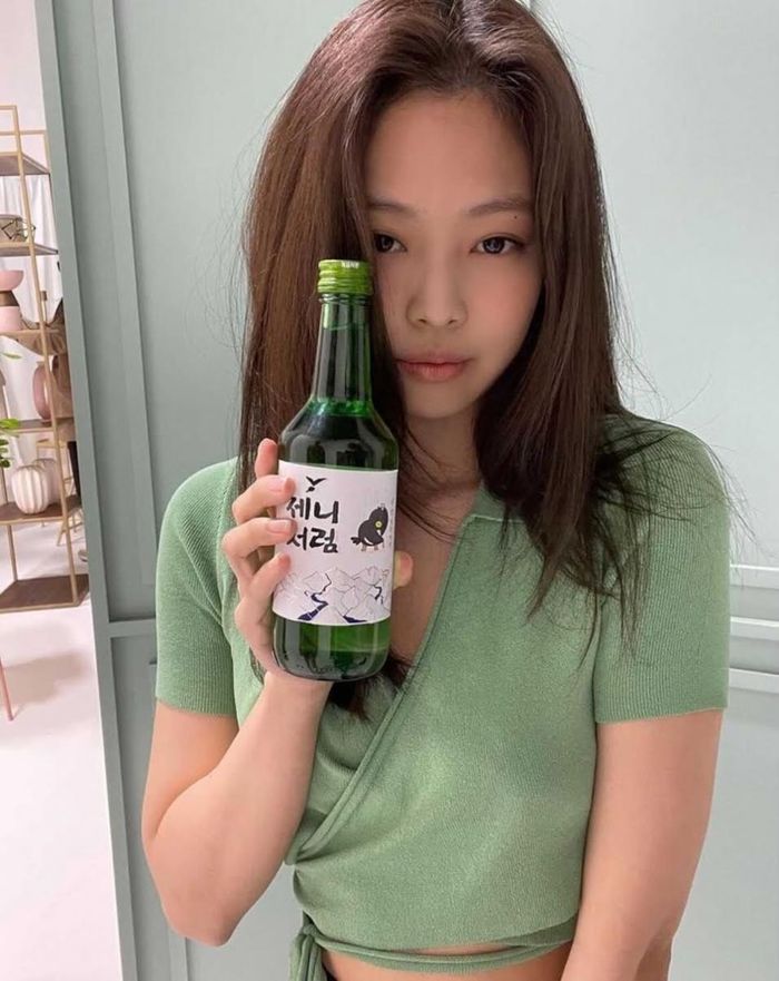 Trong khi Jennie luôn trông cuốn hút trong những bộ trang phục lạ mắt, thì cô ấy đã chứng minh rằng mình trông vẫn rất tuyệt vời trong bộ trang phục màu xanh lá cây đơn giản và dễ thương này.