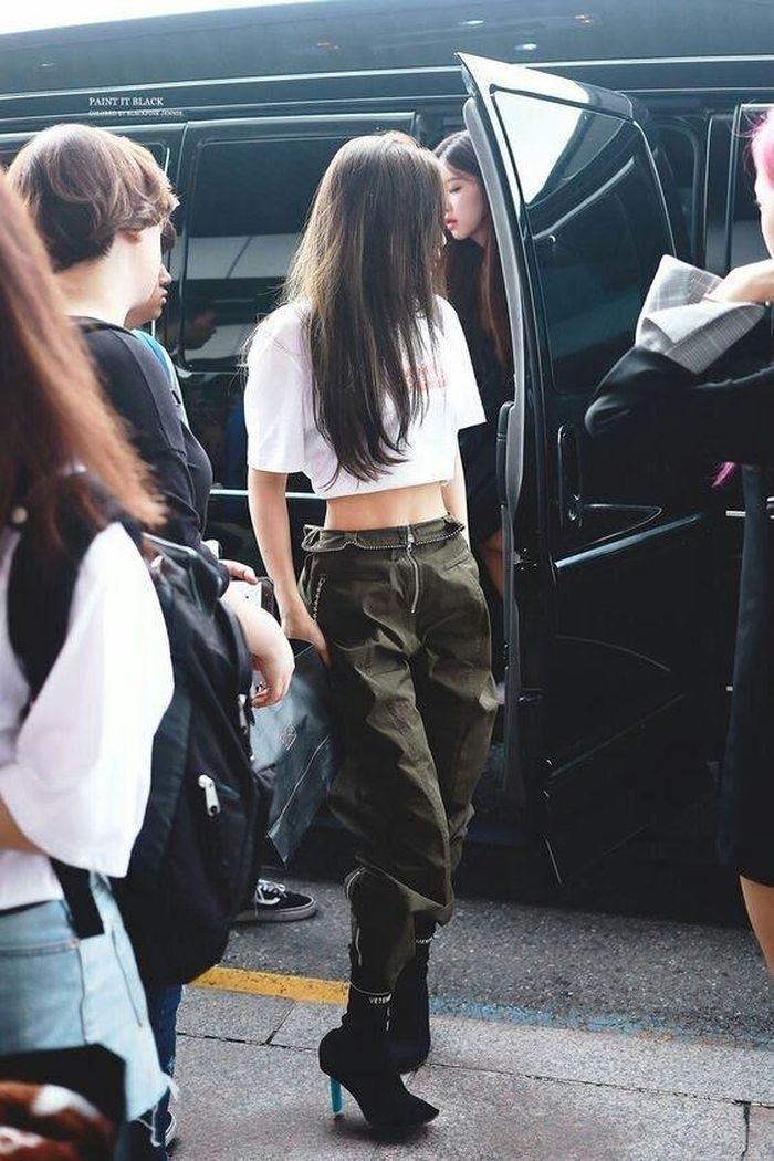 Khi Jennie diện chiếc quần xanh quân đội cực ngầu này, mọi ánh nhìn đều đổ dồn về cô nàng!Với diện mạo này, Jennie đã chứng minh rằng cô ấy có thể tạo ra một chút lợi thế trong phong cách của mình.