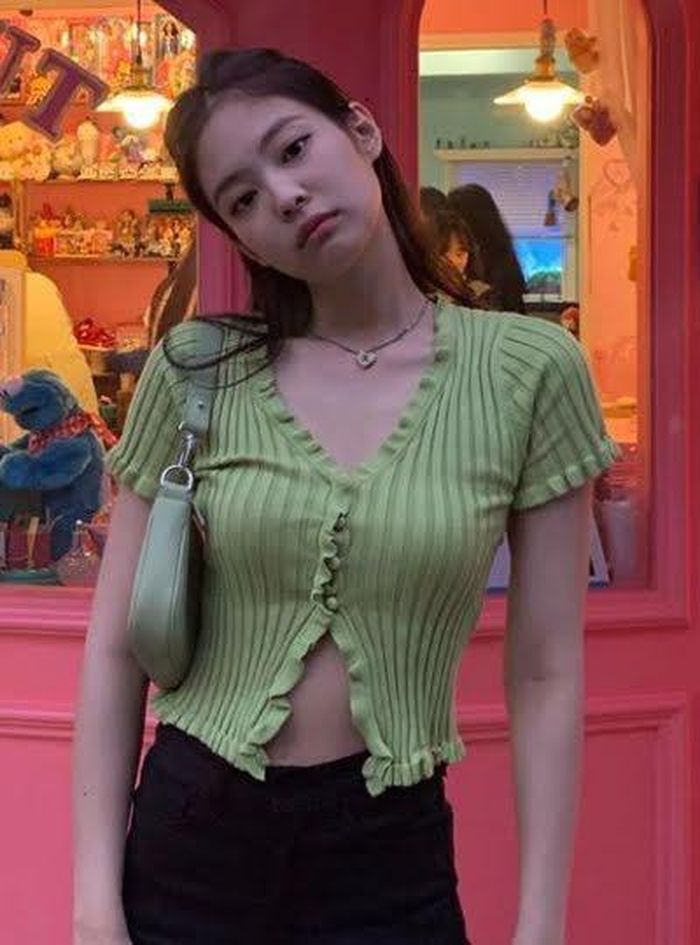 Jennie chắc chắn là một người đi đầu trong xu hướng! Sau khi thể hiện hình ảnh tuyệt đẹp của mình trong chiếc áo thời thượng nhưng vẫn giản dị này, có vẻ như nhiều người đang cố gắng để có được vẻ ngoài giống như cô nàng này.