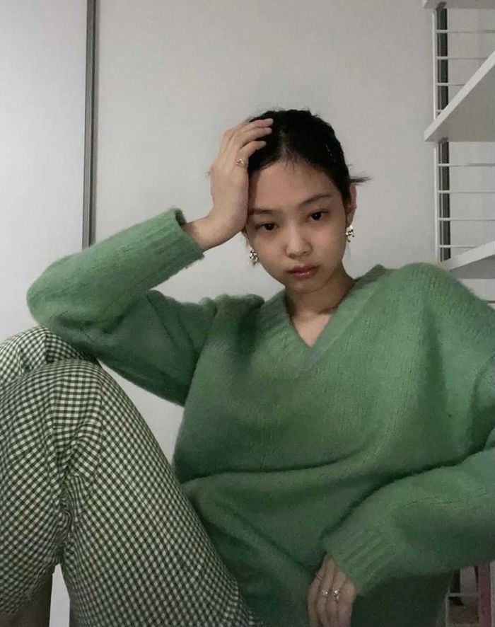 Bộ quần áo màu xanh lá cây đơn giản này siêu ấm cúng và cũng siêu quyến rũ người khác. Mặc dù cô ấy có vẻ nhưng đang ở nhà, nhưng nhìn Jennie vẫn rất lộng lẫy!