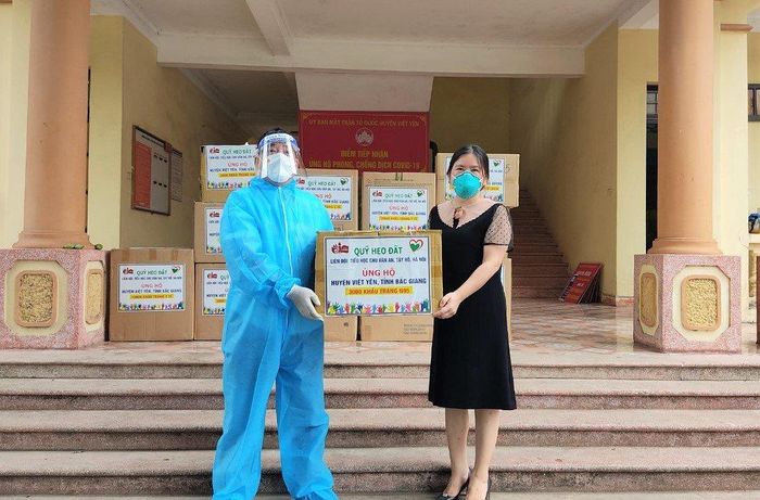 Trực tiếp trao hiện vật ủng hộ đến Ủy ban MTTQ huyện Việt Yên.