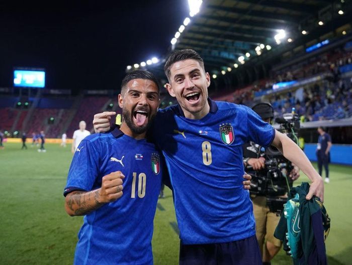 Insigne và Jorginho ăn mừng chiến thắng