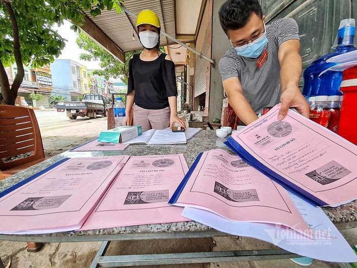 Tổ Covid cộng đồng thống kê danh sách các hộ dân theo từng cụm