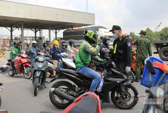 Ghi nhận trong buổi sáng cùng ngày, nhiều người và phương tiện tập trung đông tại chốt kiểm dịch chân cầu Đồng Nai để khai báo y tế, đo thân nhiệt. Anh Nam chở hàng từ TP.HCM qua Đồng Nai bối rối không biết có bị cách ly 21 ngày hay không, tuy nhiên anh được hướng dẫn khai báo y tế để lấy thông tin, sau đó được di chuyển.