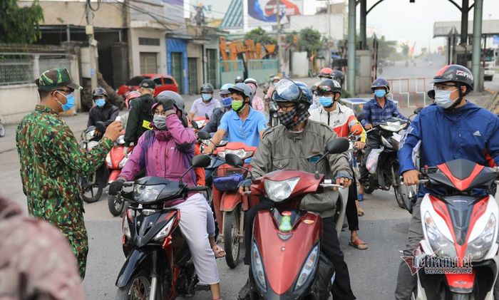 Lực lượng chức năng tiến hành đo thân nhiệt, người đi vào địa bàn Đồng Nai phải khai báo y tế