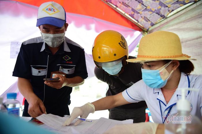 Đối với những người làm việc ở TP.HCM có địa chỉ cư trú ở Đồng Nai, thông tin khai báo về lịch trình đi lại sẽ được chuyển về địa phương để địa phương phối hợp giải quyết biện pháp cách ly
