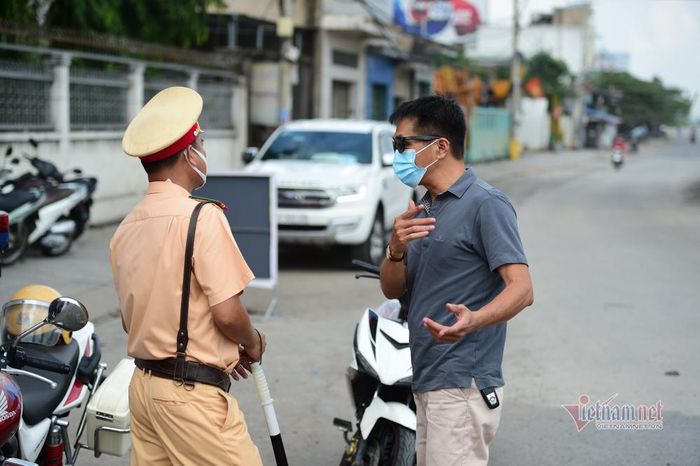 Đối với những người đi chuyển trong ngày qua lại giữa các chốt, lực lượng chức năng yêu cầu khai báo đầy đủ thông tin