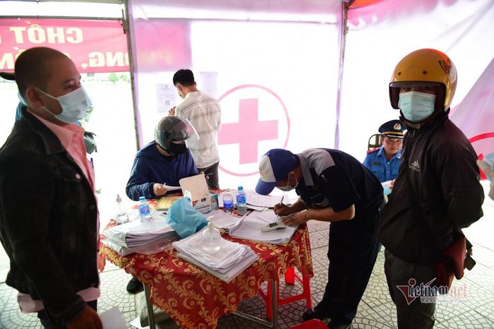 Chốt kiểm soát dịch chỉ lấy thông tin người dân, nếu thấy trường hợp bất thường về thân nhiệt sẽ đưa đi cách ly