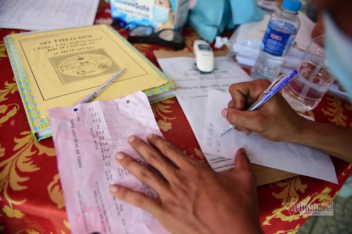 Người dân khai báo y tế tại chốt chân cầu Đồng Nai