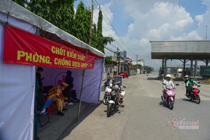 Đồng Nai ra thông báo từ 0h ngày 5/6 người dân đi từ vùng dịch TP.HCM phải cách ly 21 ngày. Các chốt kiểm dịch tại cửa ngõ tích cực kiểm soát theo xác suất người từ vùng dịch trở về địa bàn Đồng Nai.