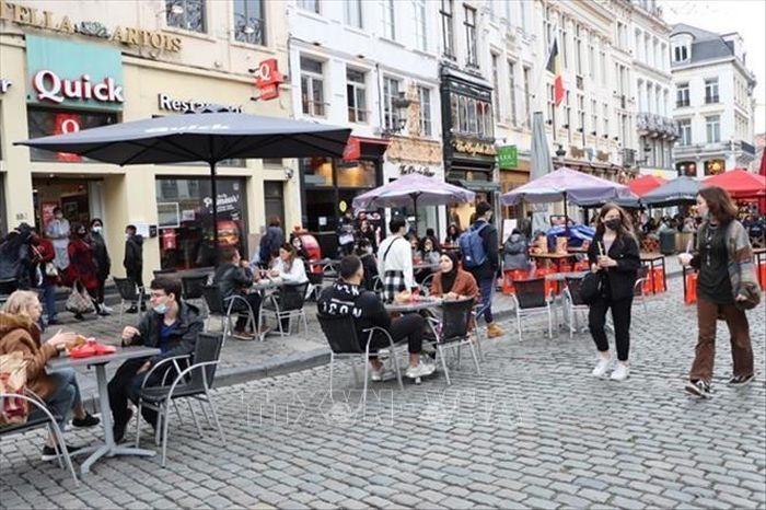 Quán cafe tại trung tâm thủ đô Brussels mở cửa trở lại. Ảnh: Hương Giang/PV TTXVN tại Bỉ